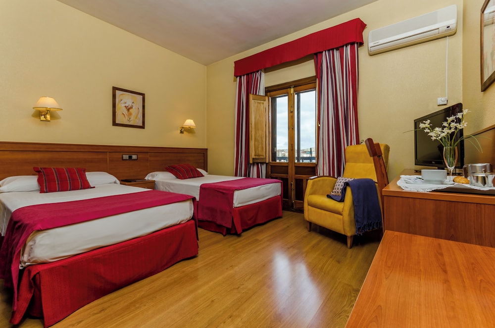 Basic Double or Twin Room - Photo 2