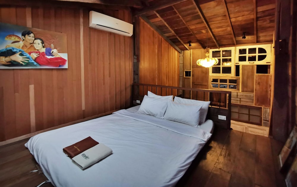 Attic Room with Riverview photo 1
