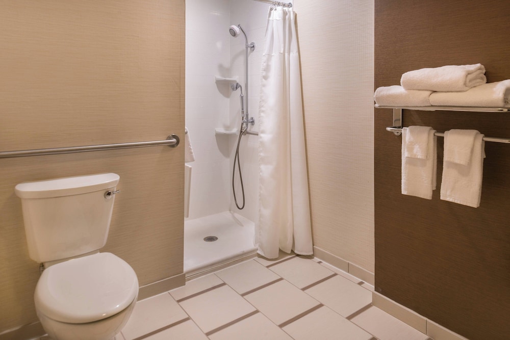 Room, 1 King Bed (Mobility/Hearing Accessible, Tub) photo 3