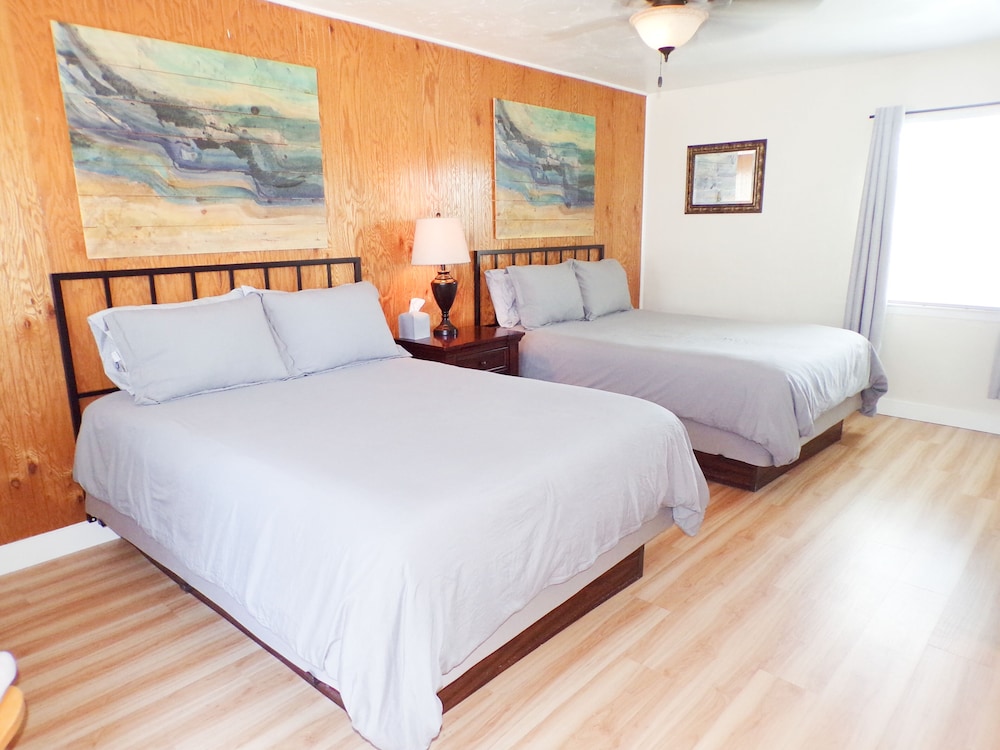 Family Rooms for Four - 2 queen beds - 1 Room