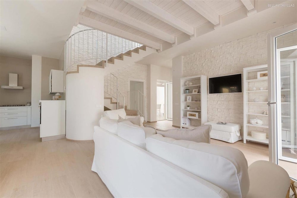 Villa photo 1