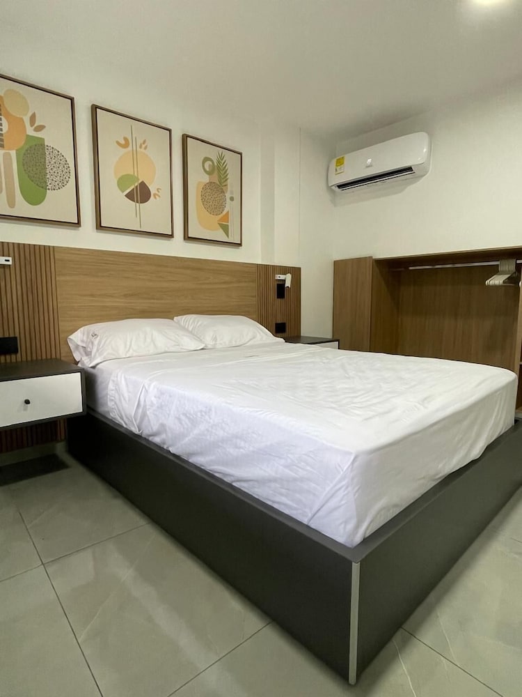 Standard Double Room, Roll-in Shower, Bay View