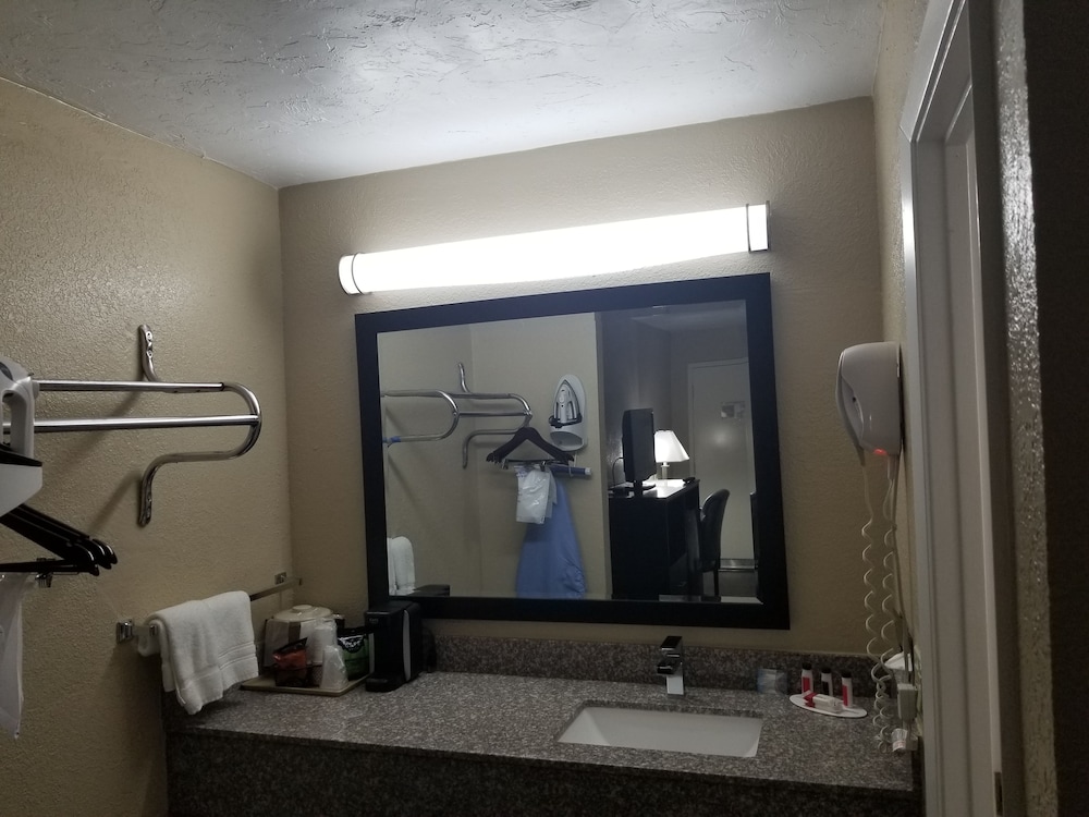 Room, Multiple Beds, Non Smoking (Oversize) photo 3