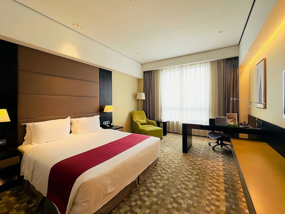 Premium Room, 1 King Bed, Smoking, Club Lounge Access (High Floor) - Photo 6