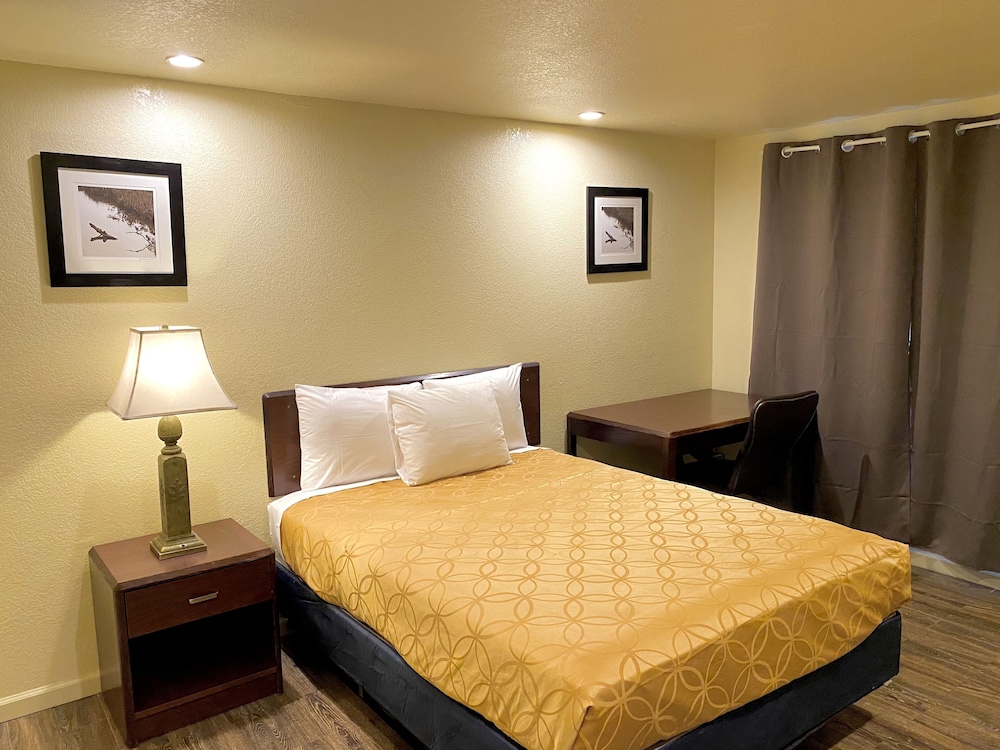 Standard Single Room, 1 Queen Bed (Non Smoking) photo 1