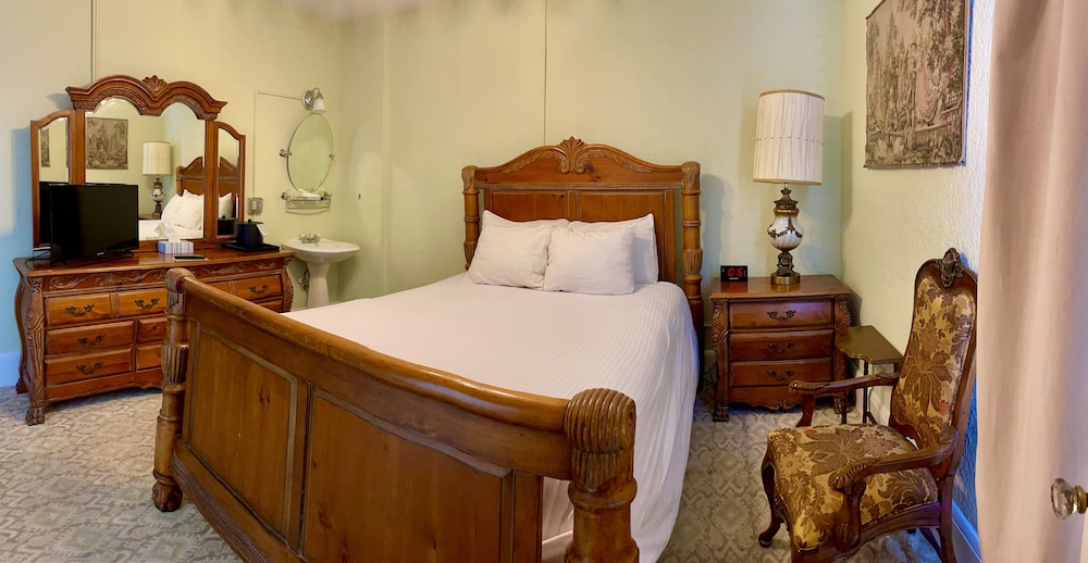 Room 201, Queen Bed, Non Smoking photo 3