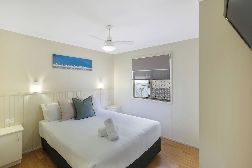 Deluxe Cabin - Sleeps 5 - Dog Friendly photo 1