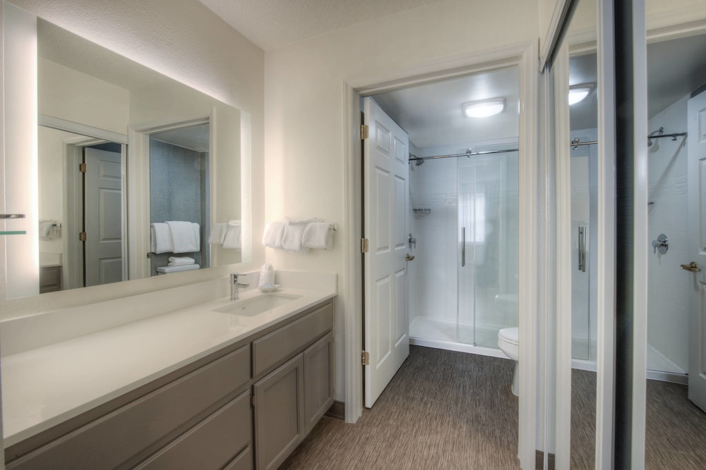 Suite, 2 Bedrooms - Photo 3