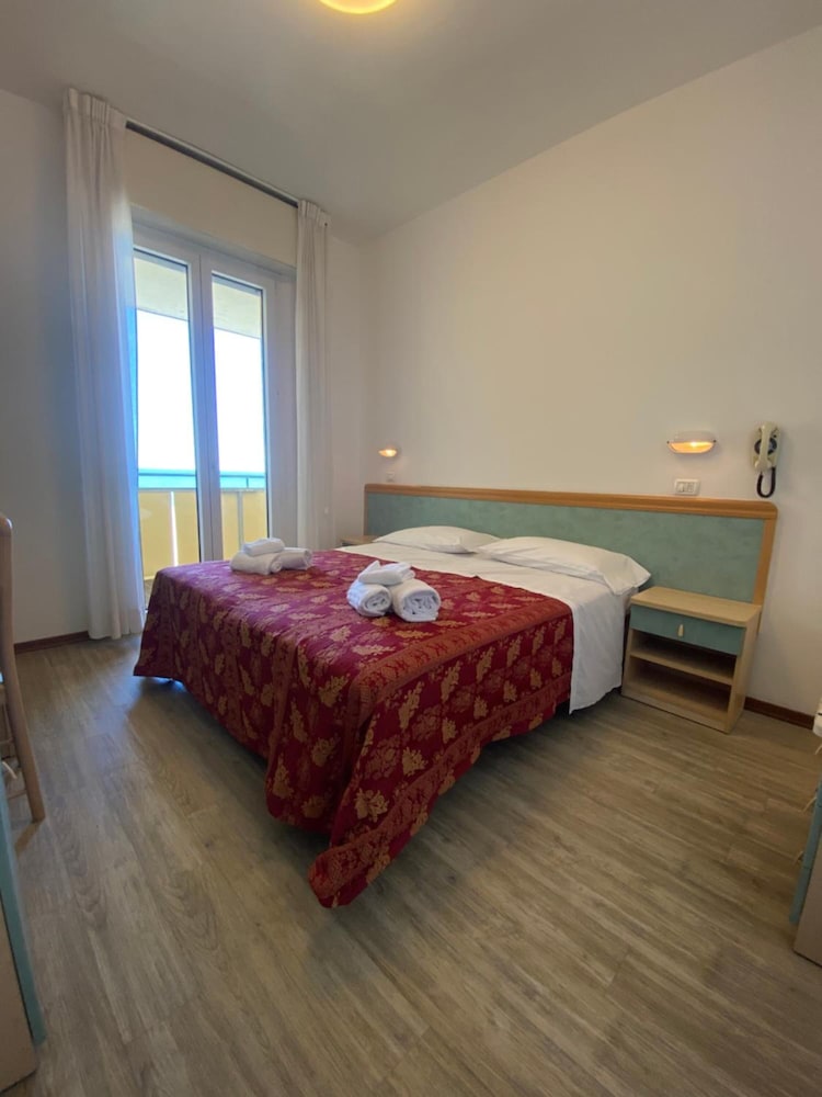 Basic Double or Twin Room - Photo 2
