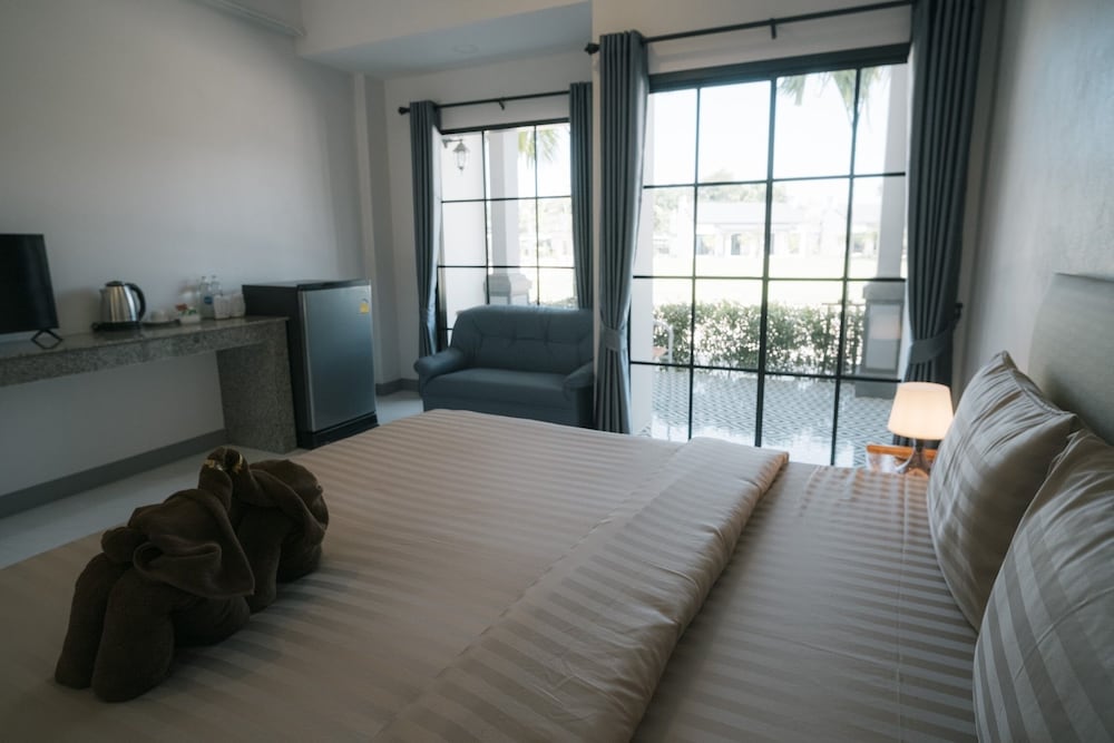 Deluxe King Room - Photo 3