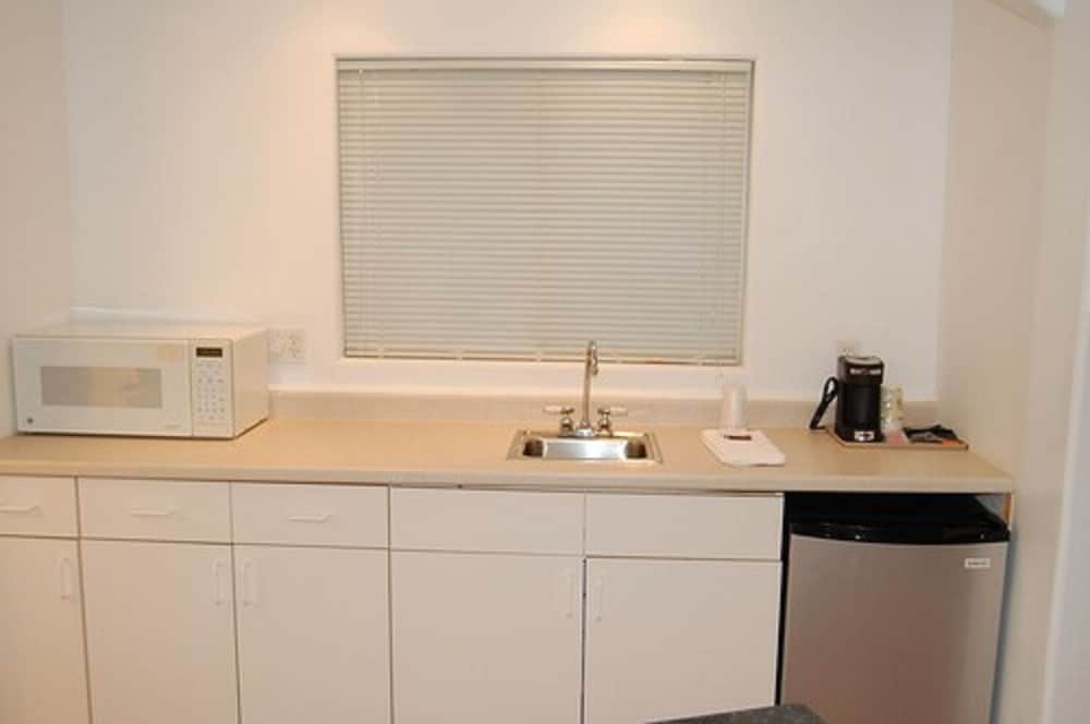 1 King Bed, Jacuzzi Tub photo 3