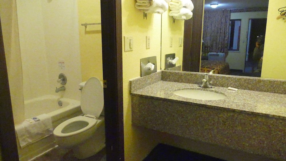 Standard Room, 1 King Bed, Non Smoking photo 3