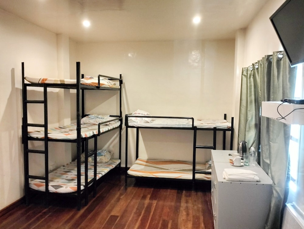 8-Bed Mixed Dormitory Room photo 3