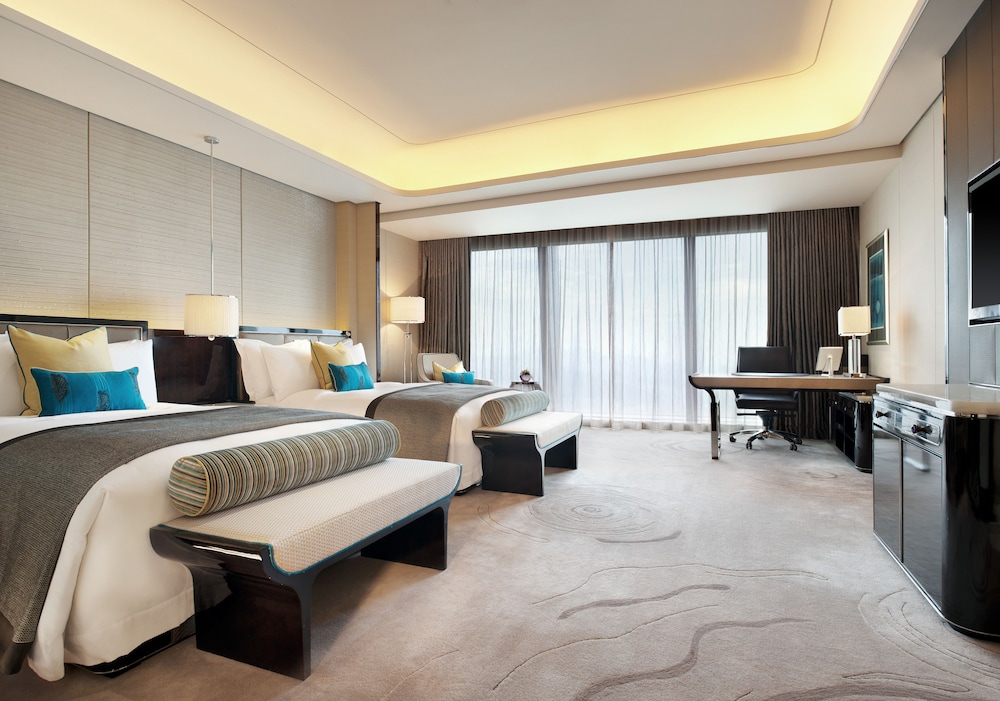 2 Twin/Single Beds,Skyline View,Large Room - Photo 1