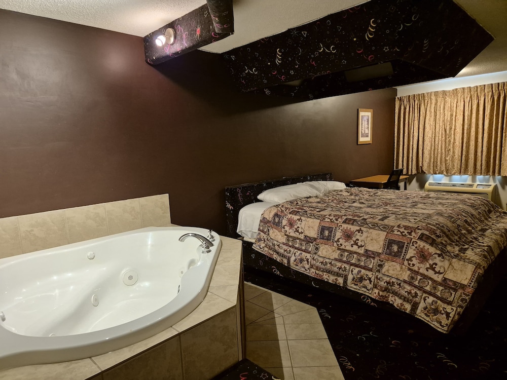 Room, 1 King Bed, Non Smoking (Jetted Tub) - Photo 3