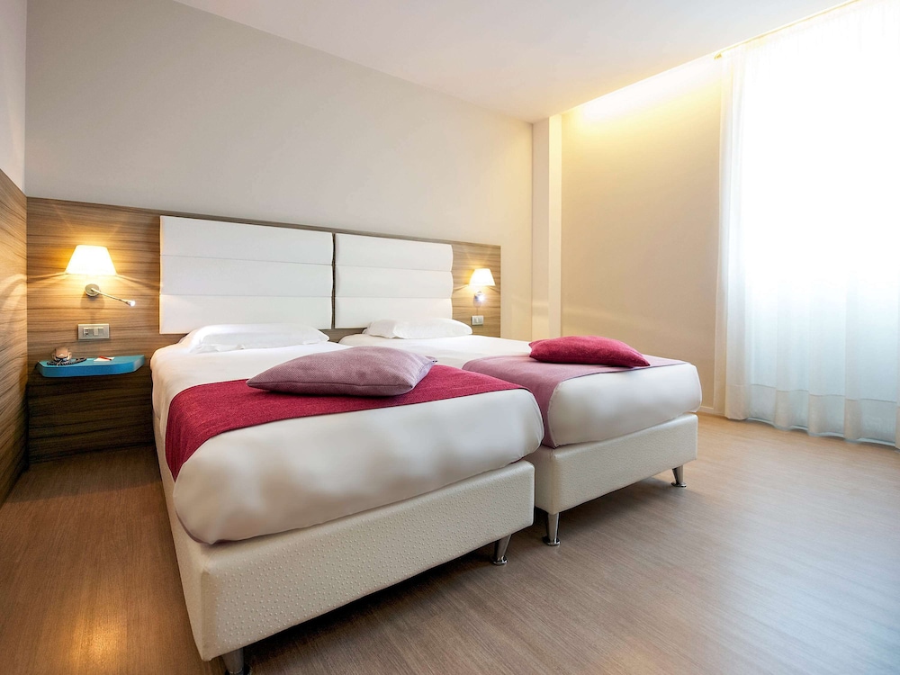 Standard Room, Multiple Beds (4 pax) - Photo 3