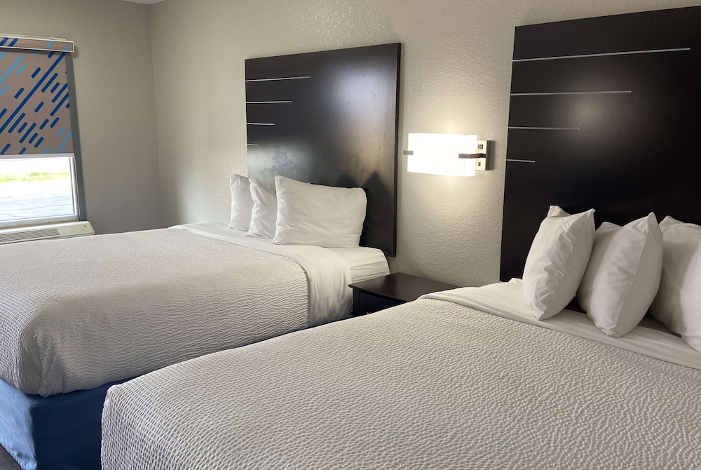 Room, 2 Queen Beds, Smoking - Photo 1