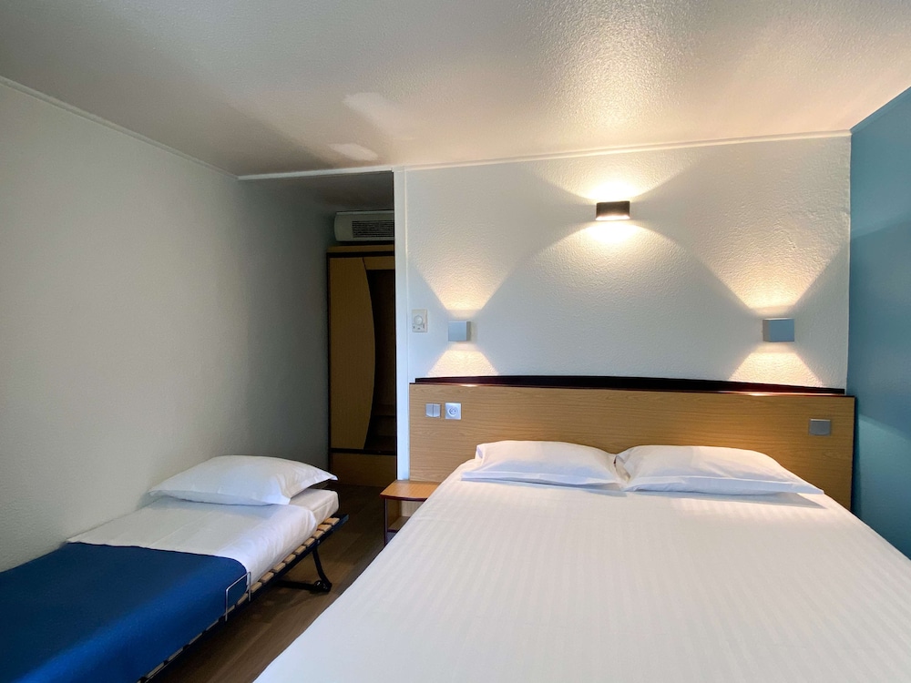Standard Room, Multiple Beds (with double bed & extra bed) - Photo 2
