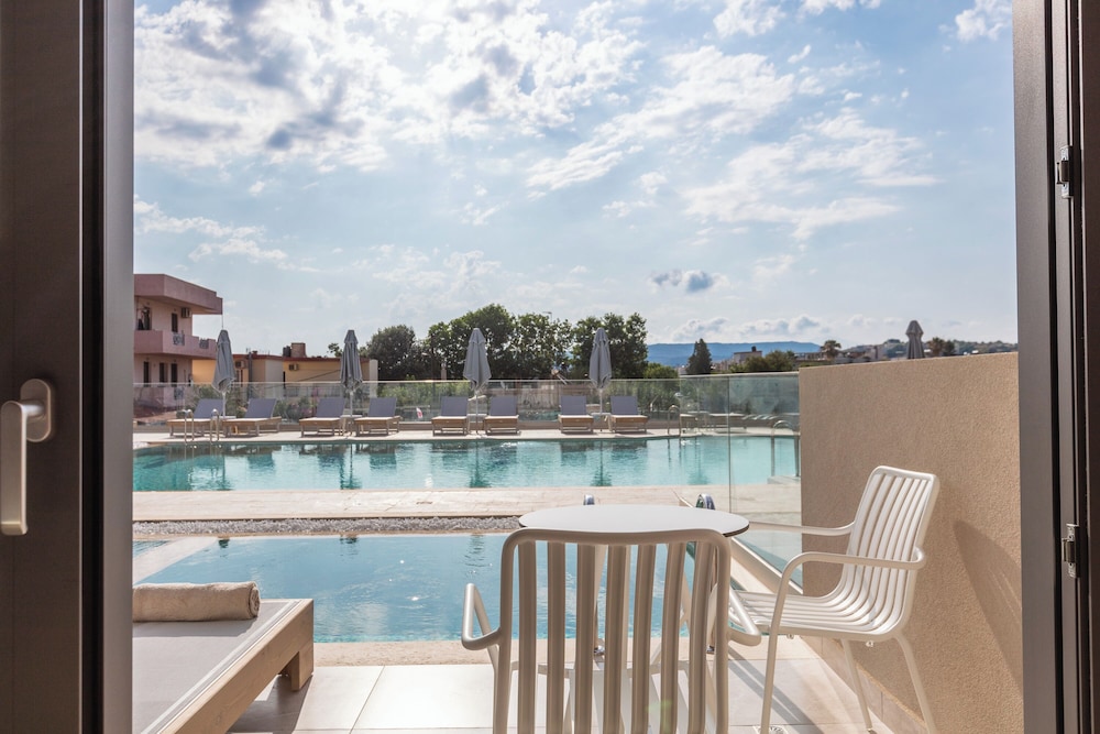 Superior Room with Private Pool - Photo 12