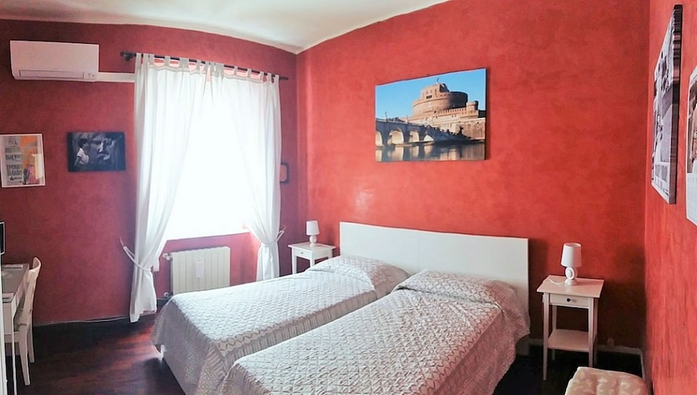 Standard Twin Room, 2 Twin Beds, Smoking, Shared Bathroom