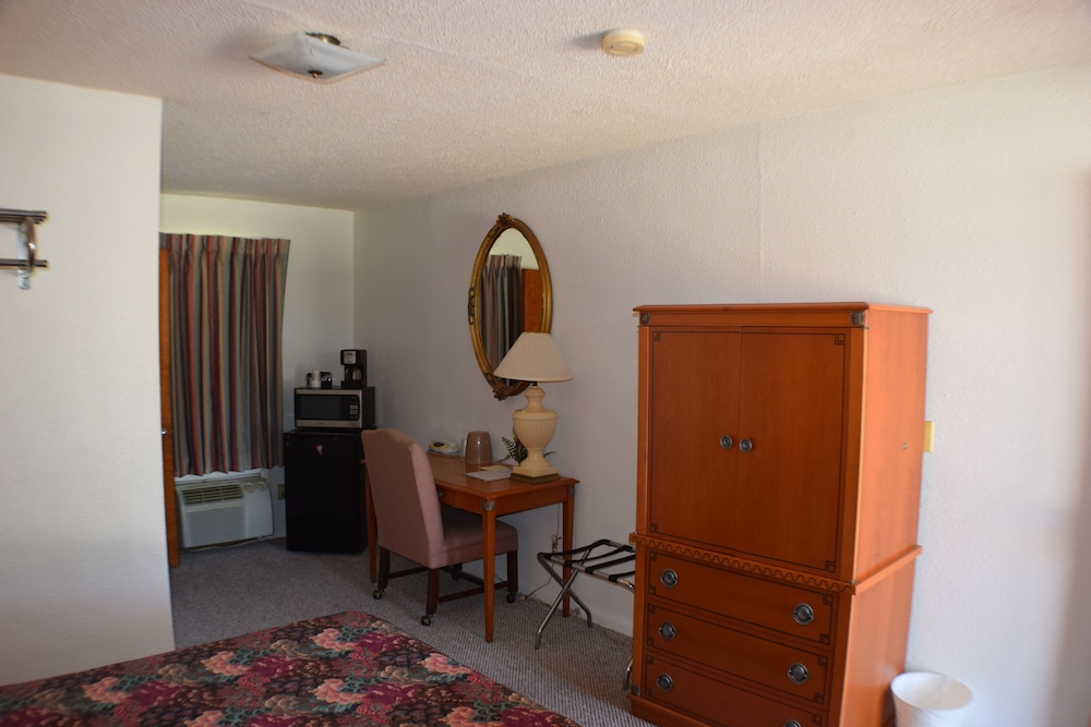 Basic Single Room, 1 King Bed photo 3