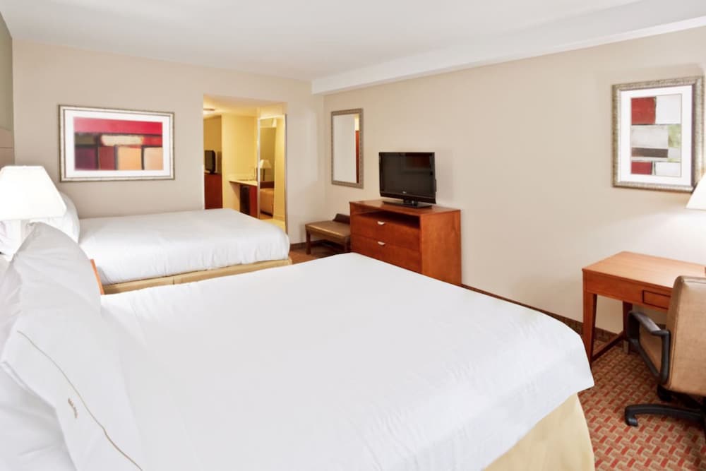 Suite, Multiple Beds - Photo 2