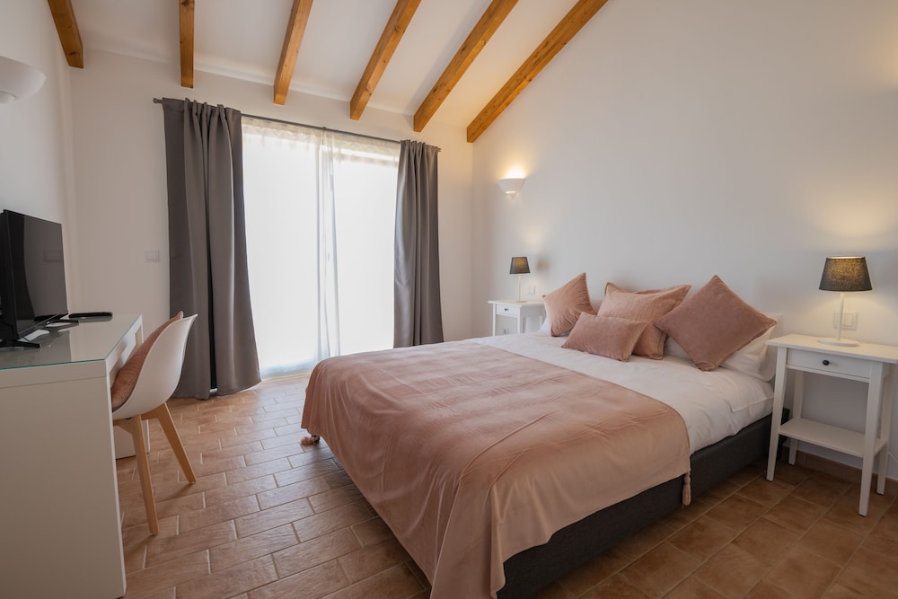 Deluxe Single Room, 1 Queen Bed, Pool View