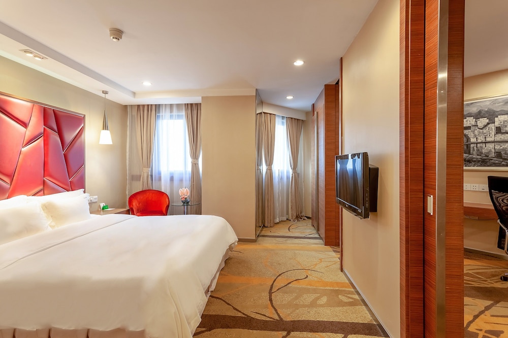 Suite, 1 King Bed, Non Smoking - Photo 2