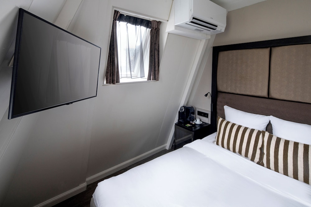 Double Room, Ground Floor (Street Side) photo 2