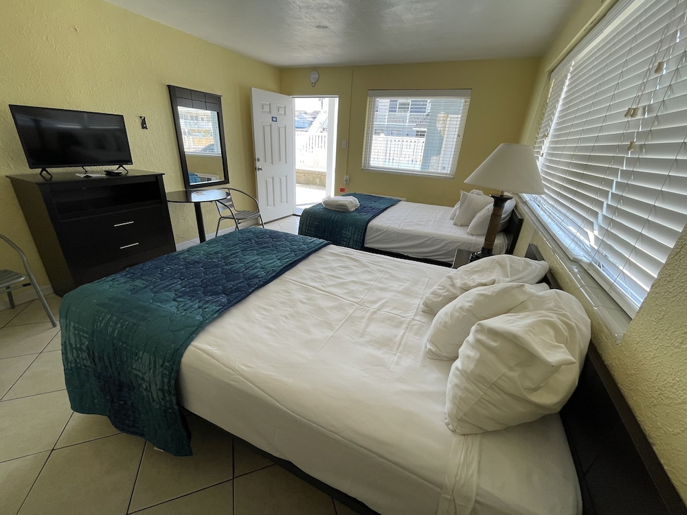 Standard Room, 2 Double Beds, Kitchenette, Pool View photo 3