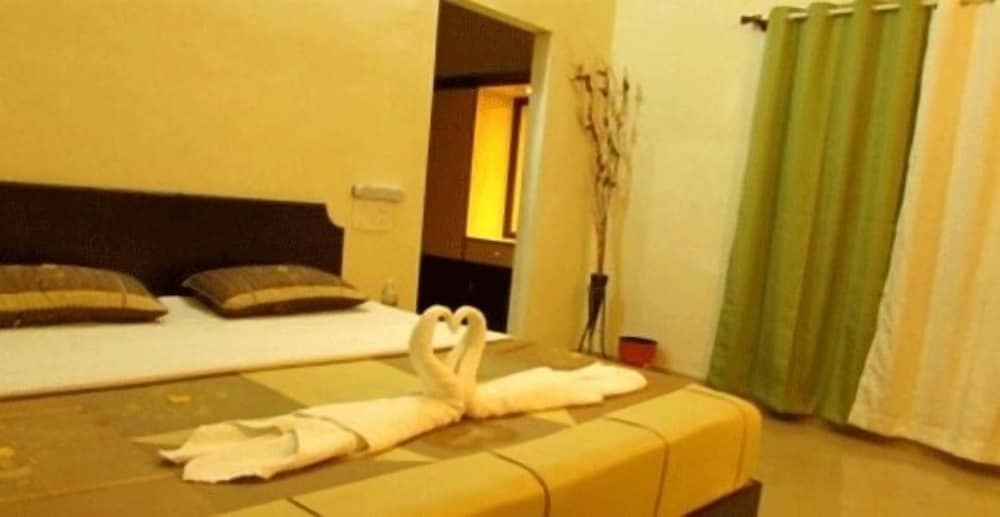 Presidential Honeymoon Suite With Balcony Jacuzzi & Wooden Floor photo 1
