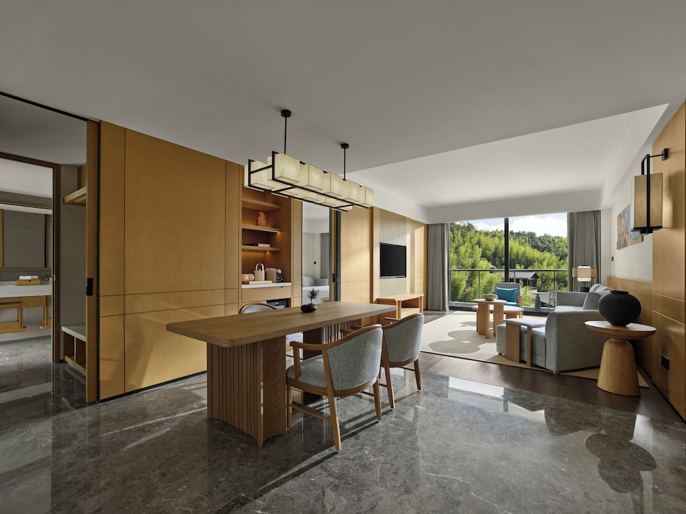 Deluxe Suite, Garden View