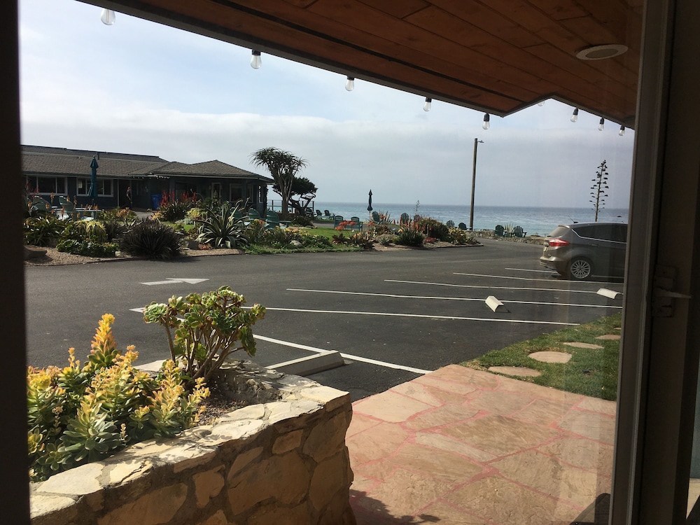 Superior Room, 1 King Bed, Patio, Partial Ocean View photo 2