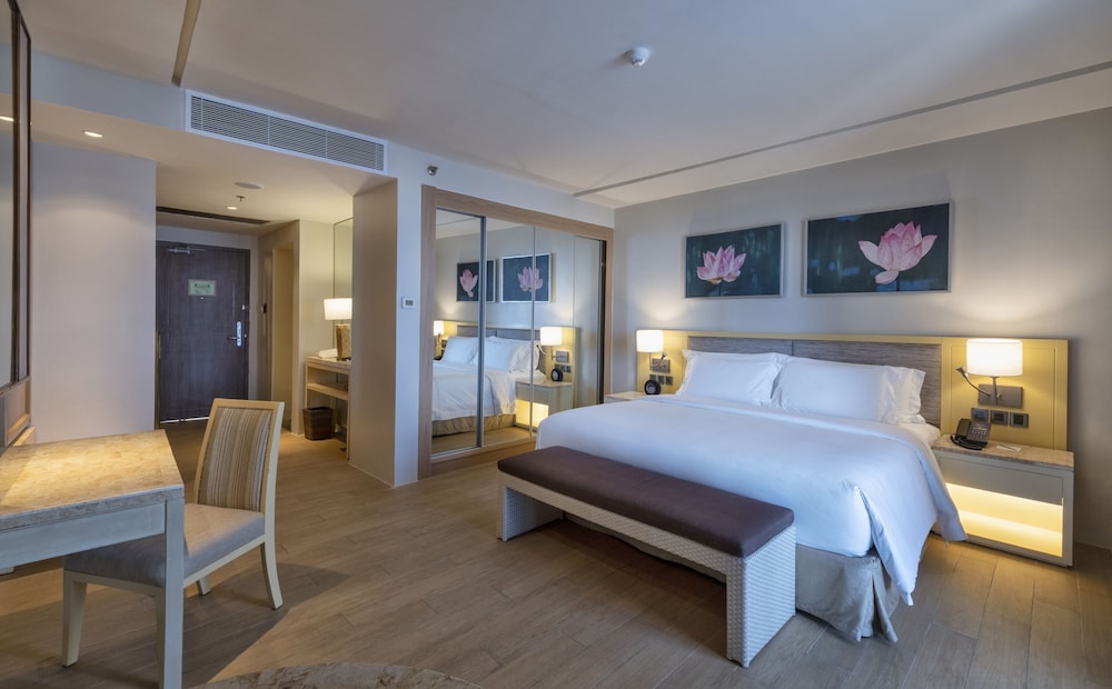 Deluxe Room, 1 King Bed - Photo 3