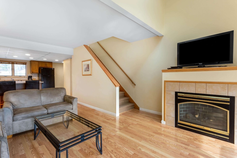Apartment, 2 Bedrooms, Non Smoking - Photo 2
