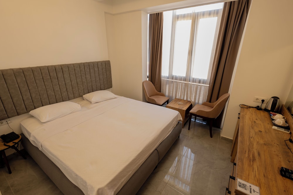 Standard Room, 1 Queen Bed, Sea View