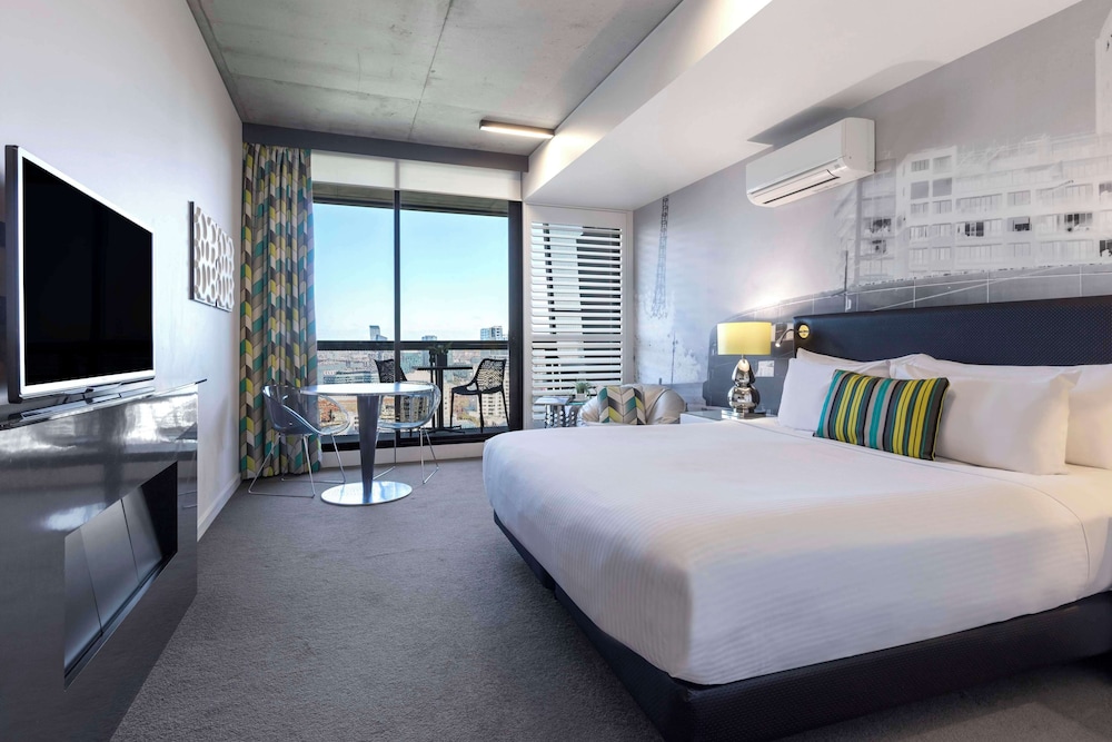 Deluxe Studio Apartment -Park View & Balcony thumbnail 6