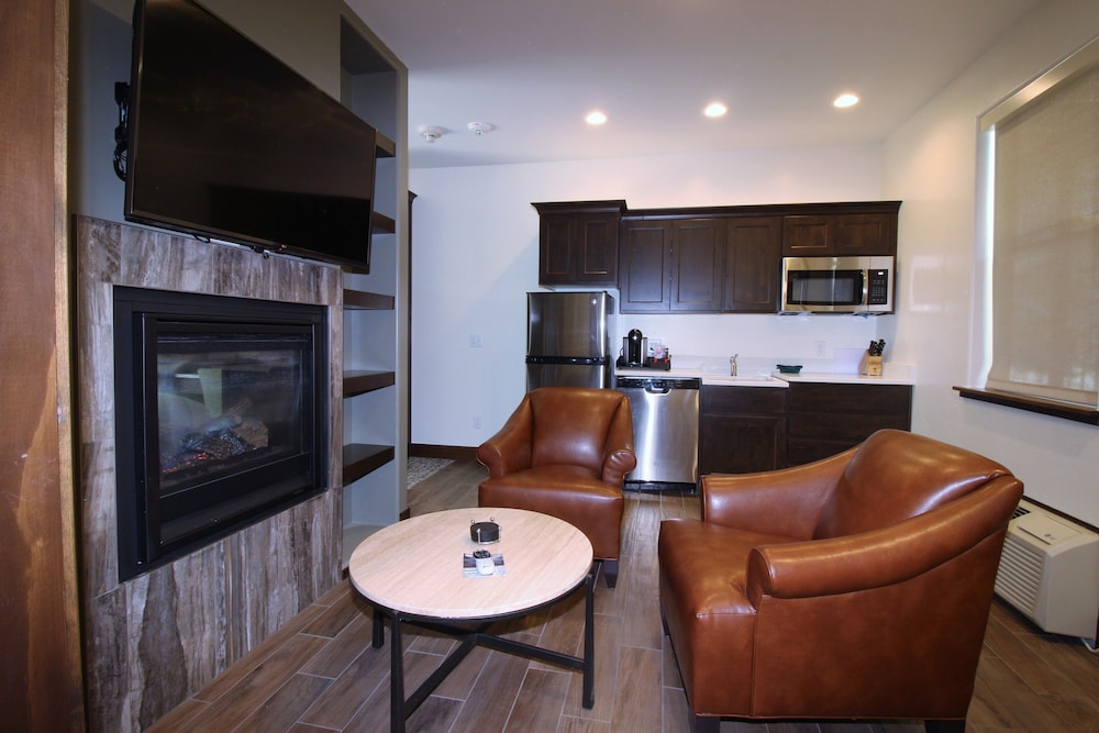 Room, 1 King Bed (Creekside)