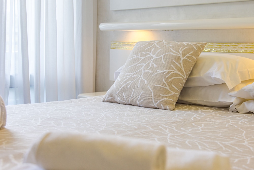Standard Double or Twin Room - Photo 16