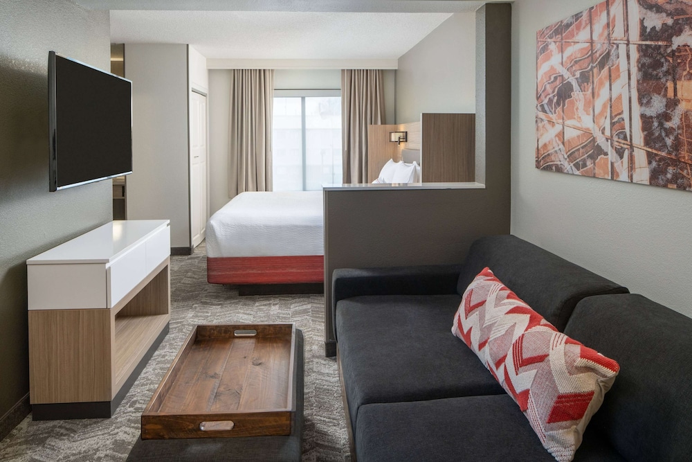 Deluxe Room, 1 King Bed with Sofa bed photo 1