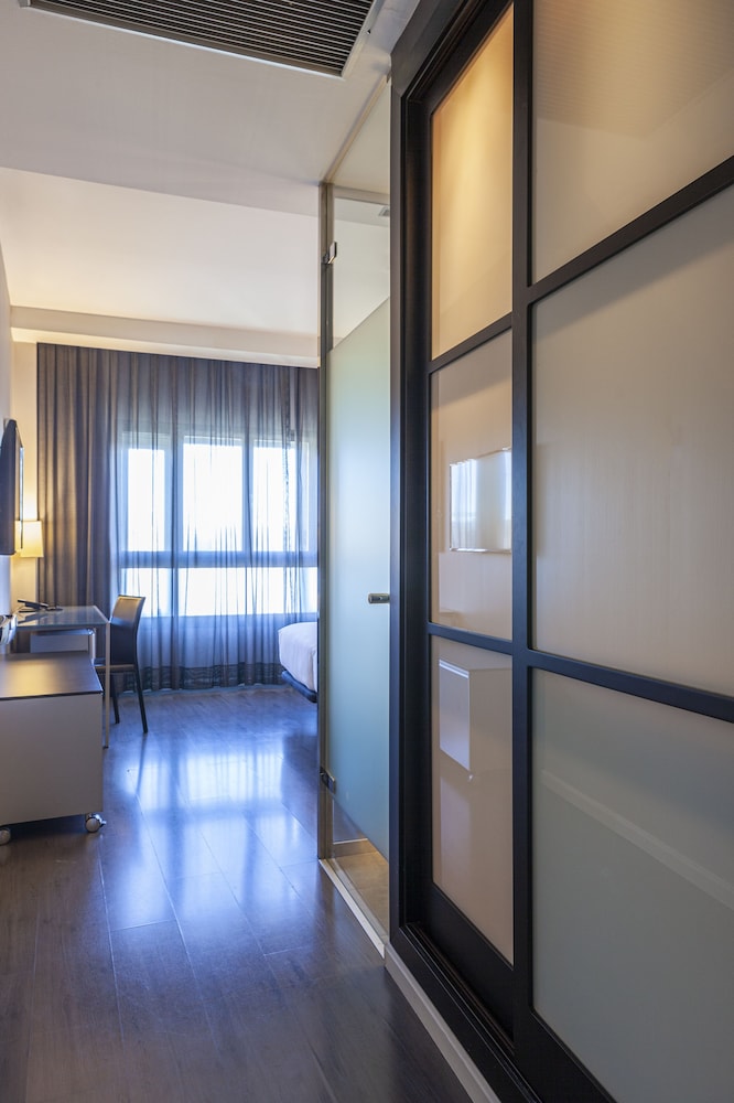 Standard Twin Room thumbnail 5