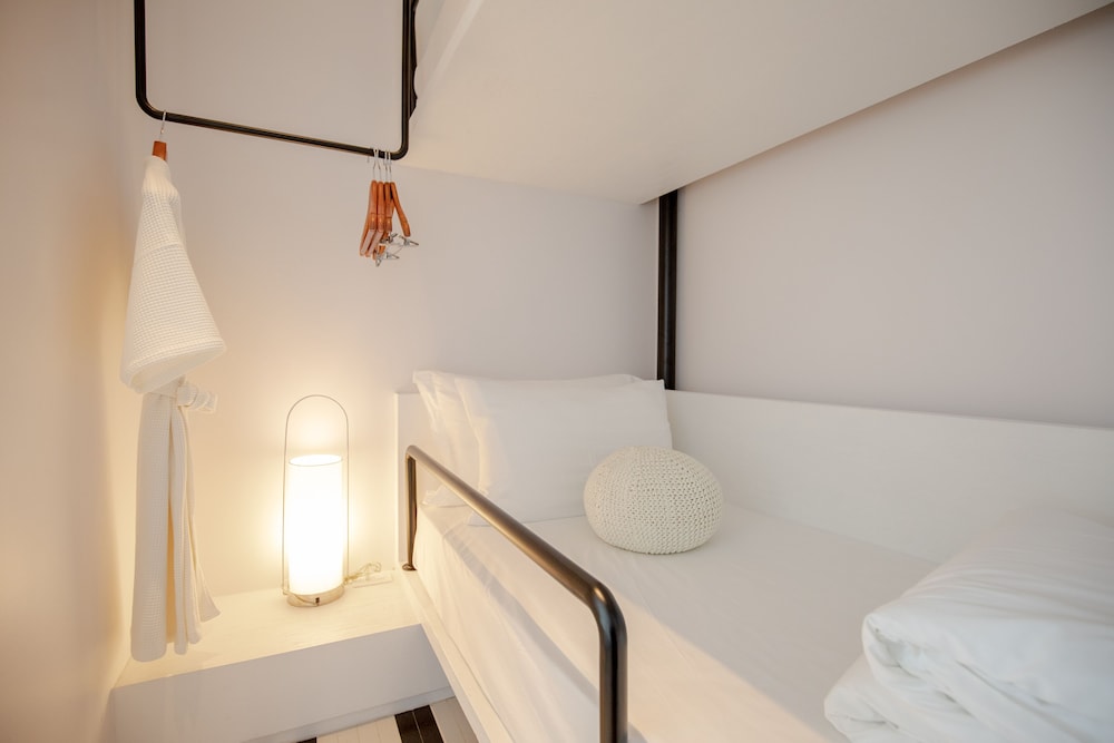 Family Suite with Plunge Bath - Photo 4
