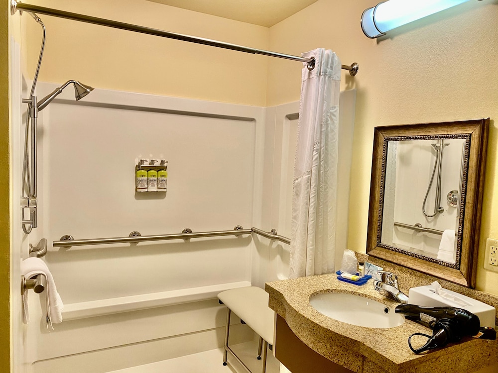 Standard Room, 2 Queen Beds, Accessible Bathtub (Mobility) - Photo 5
