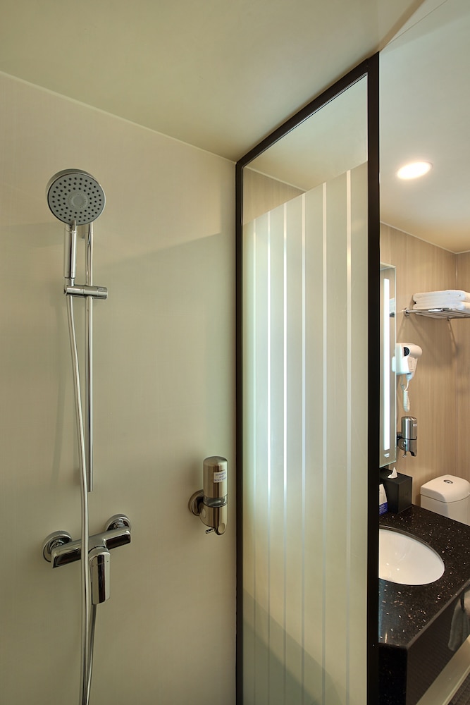 Standard Room, Multiple Beds (Free Breakfast) - Photo 11