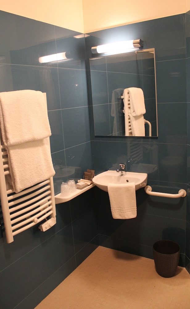 Junior Suite, Accessible (Parking side, view train tracks) photo 2