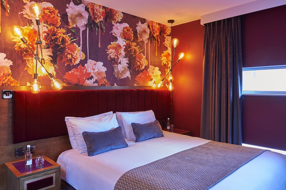 Corner Suite - Photo 1