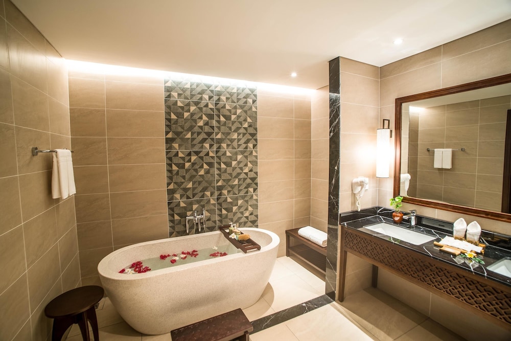 Signature Suite - Photo 10