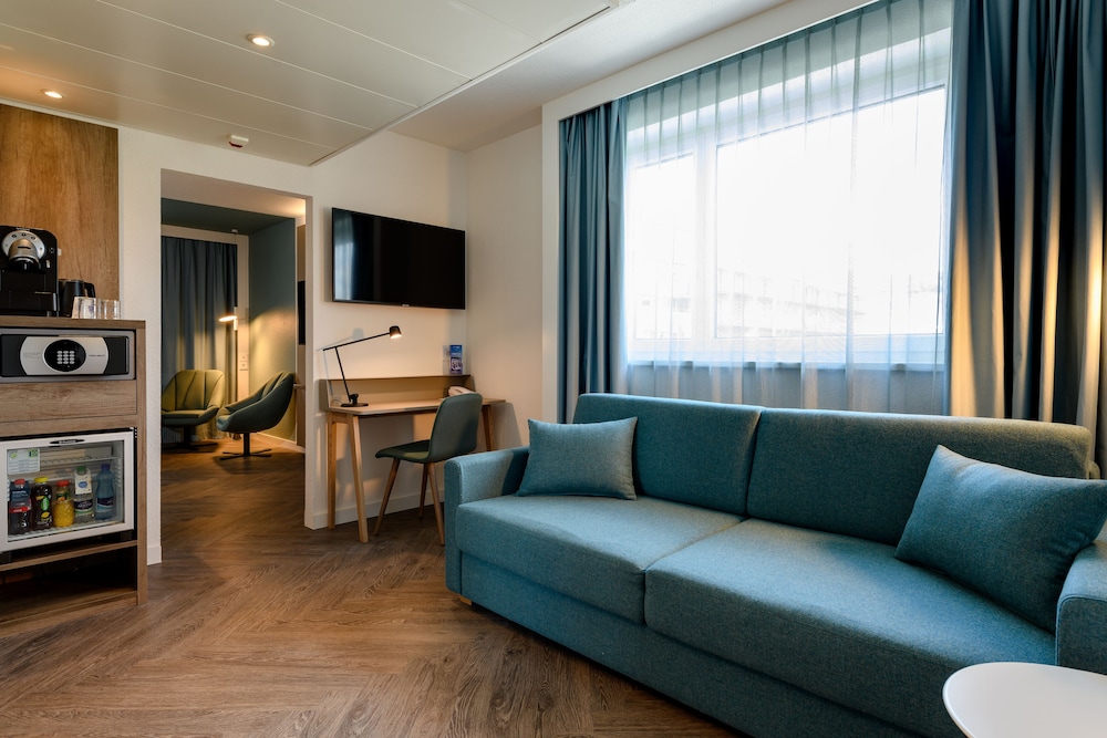 Suite, 1 Double Bed - Photo 3