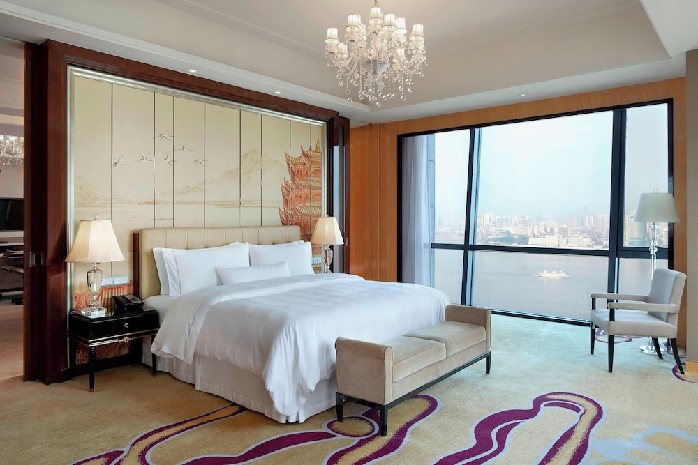 1 King Bed, Executive Lounge Access, Large Suite photo 3