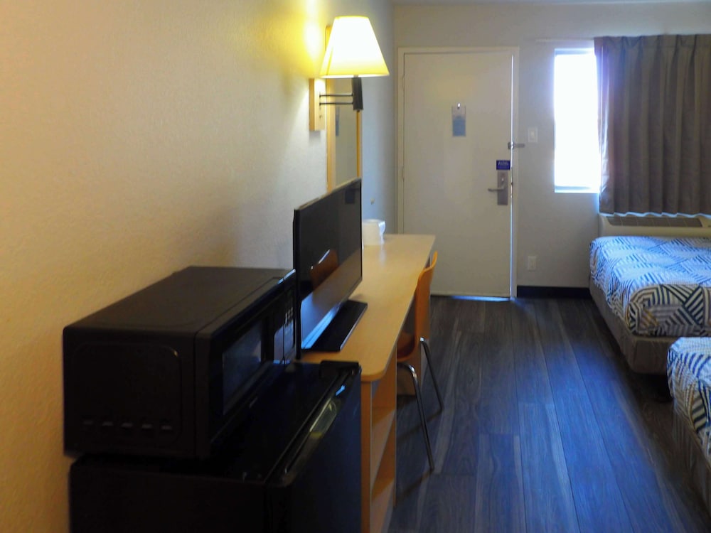 Standard Room, 2 Double Beds, Smoking - Photo 1
